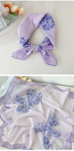 Détail d'un foulard en coton et lin lilas avec imprimé cachemire et papillon élégant