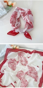 Détail de papillon rouge et imprimé animal sur foulard léger en coton et lin blanc