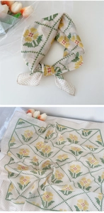 Vue détaillée du foulard carré en coton et lin à fleurs avec bord roulé et imprimé doux