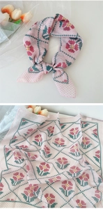 Détail d'un foulard en coton rose avec motif tulipe et bordures finement ourlées