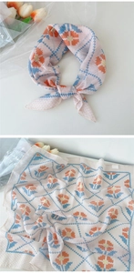 Vue détaillée d'un foulard carré en coton et lin avec motif tulipes orange et lignes