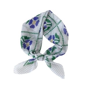 Carré de coton et lin minimaliste avec motifs floraux abstraits bleus sur fond blanc