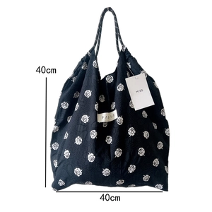 Detailed view of floral tote bag with MISS tag and 40cm dimensions measurement