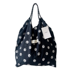 Floral drawstring tote bag in black bubble fabric with large capacity and woven straps