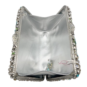 Pochette de soirée élégante avec fleurs ajourées et strass argentés brillants