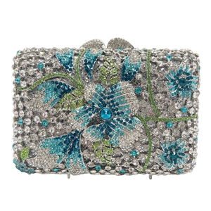 Pochette florale avec strass bleus et verts et un grand cristal central