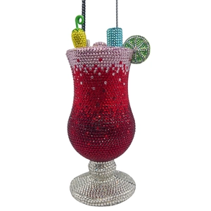 Detailansicht einer luxuriösen, mit Kristallen besetzten Cocktailglas-Abendtasche mit Kette