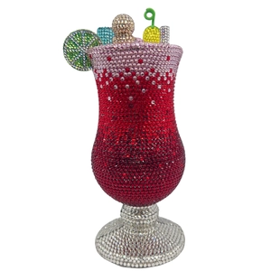 Detailansicht der Abendtasche in Cocktailglas-Form mit roten und rosa Kristallen