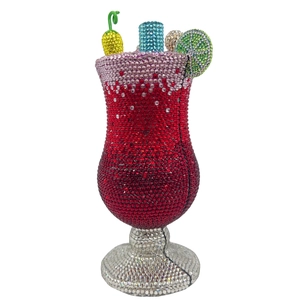 Detail der Cocktailglas-Clutch mit roten Farbverlauf-Kristallen und Limetten-Dekoration