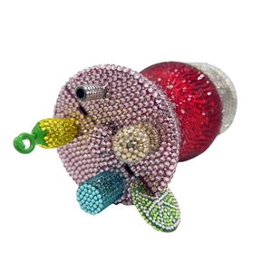 Exquisite handgefertigte Cocktailglas-Clutch mit bunten Strasssteinen und Obst-Anhängern
