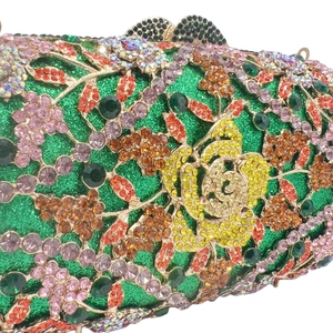 Luxuriöse grüne florale Clutch aus Metall mit bunten Strasssteinen und Goldakzenten