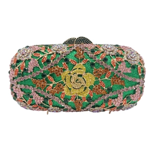Detail einer luxuriösen Blumen-Abendtasche mit bunten Kristallen und Goldmetallrahmen