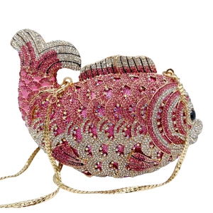 Pochette de soirée en forme de carpe avec strass roses et blancs et chaîne dorée