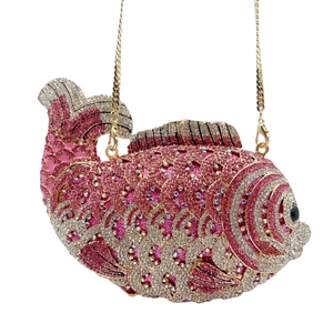 Pochette de soirée en forme de carpe koi avec strass dégradés roses et chaîne dorée