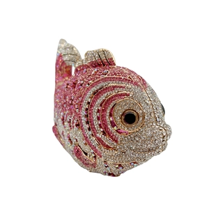 Vue détaillée de la pochette de soirée en forme de poisson sertie de cristaux roses