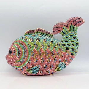 Vue détaillée de la pochette de soirée en forme de poisson avec strass multicolores et cadre doré