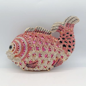 Pochette de soirée carpe avec détails de strass roses et blancs imitant les écailles