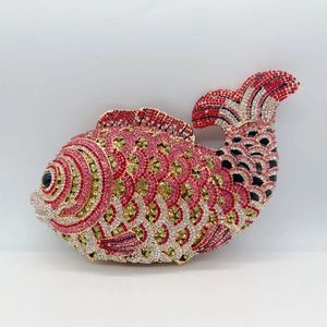 Détails de la pochette de soirée en forme de poisson avec strass dégradés colorés