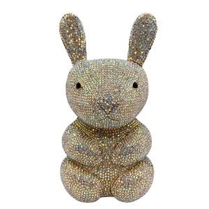 Détail du sac de soirée lapin avec strass multicolores et finition scintillante irisée