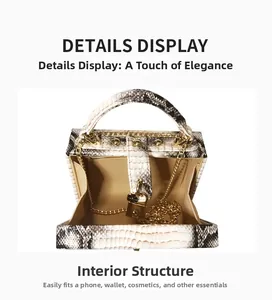 Détail montrant la structure interne du sac bandoulière en cuir à motif serpent