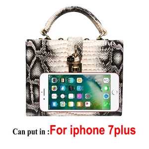 Détail du sac à main motif serpent montrant la capacité avec référence iPhone 7 Plus