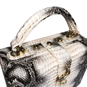 Sac à main chic avec motif serpent noir et blanc et élégantes finitions métalliques dorées