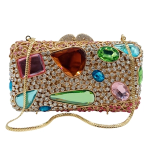 Détail d'une pochette de luxe sertie de strass colorés et chaîne dorée