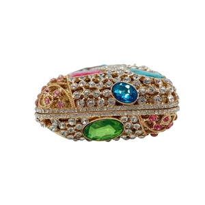 Pochette de soirée dorée luxueuse avec cristaux multicolores et strass brillants