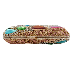 Pochette de luxe dorée ajourée avec strass multicolores et grands cristaux de soirée