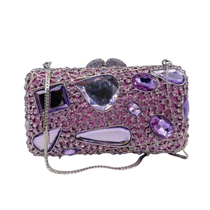 Détail macro d'une pochette de soirée violette sertie de strass et cristaux géométriques