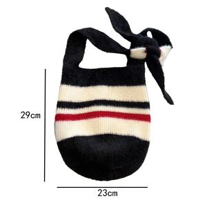Vue détaillée du sac cabas tricoté rayé avec dimensions de 23 cm de large et 29 cm haut
