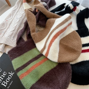 Détail du sac cabas en maille avec rayures en peluche et textures épaisses d'hiver