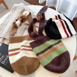 Sacs cabas rayés tricotés et bonnet avec texture douce aux couleurs rétro d'automne