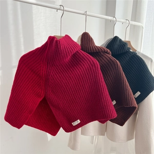 Chic two-tone knit turtleneck collar with side slit design in red, brown and black