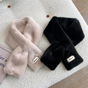 Détails de cache-cols en fausse fourrure beige et noire avec étiquettes dorées
