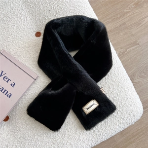 Détail d'un tour de cou en fausse fourrure noire avec broderie et design croisé