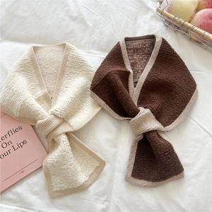 Minimalistisches Strickschal-Set in Beige und Dunkelbraun mit Kontrastrand