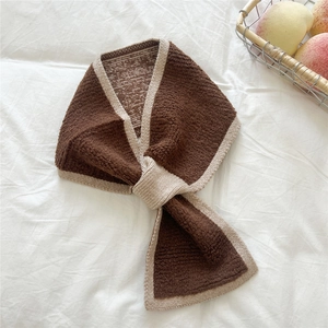 Nahaufnahme des Strickschals mit braun-beigem Farbspleißen und weicher Textur