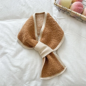 Detail eines kamelfarbenen Strickschals mit Plüschstruktur und cremefarbener Rippung