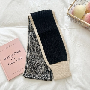 Detail eines dreifarbigen, dicken Strickschals mit Rippenstruktur für den Winter