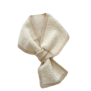 Minimalistischer Strickschal mit Kunstpelzbesatz und Schnallenverschluss in Beige