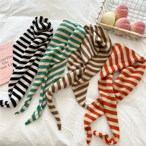 Gestricktes Gestreiftes Dreieckstuch Damen Winter Warm Dekoratives Kopftuch Kleines Halstuch Koreanischer Modischer Halswärmer