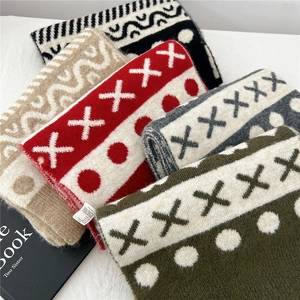 Dettaglio di sciarpe invernali in maglia con texture e motivi a cuori e pois