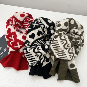 Sciarpe invernali in maglia con motivo a cuore in rosso, nero e verde oliva