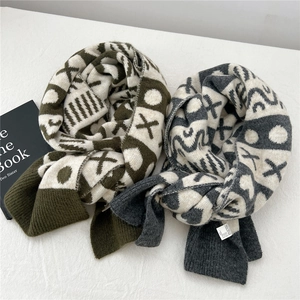 Sciarpa in maglia spessa con motivi geometrici jacquard in verde oliva e grigio