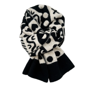 Sciarpa invernale in maglia con motivi a cuore e pois nero e bianco in trama jacquard