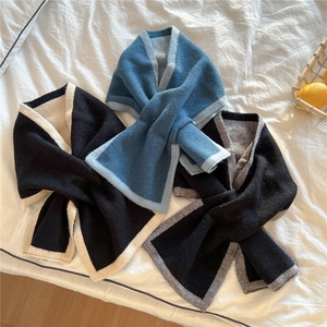 Écharpes tricotées chic en bleu, noir et gris avec bordure contrastée sur lit blanc