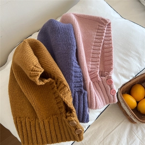 Sciarpa con cappuccio in maglia invernale con bottoni decorativi nei colori senape e rosa