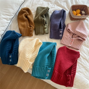 Set sciarpa con cappuccio in maglia con bottoni in vari colori per l'inverno