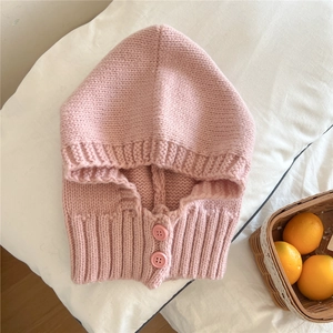 Trama dettagliata della sciarpa con cappuccio rosa e chiusura con bottoni in maglia